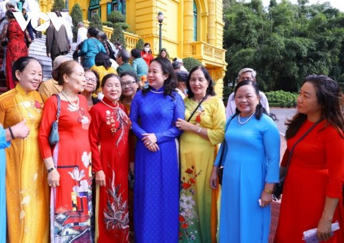 Вице-президент Во Тхи Ань Суан приняла делегацию лиц, имеющих заслуги перед Родиной из провинции Биньдинь - ảnh 1