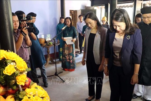 Вице-президент Во Тхи Ань Суан воскурила благовония в Мемориальном доме президента Хо Ши Мина в городе Хюэ - ảnh 1