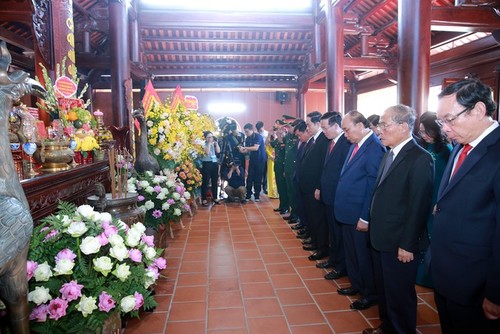 Президент Нгуен Суан Фук принял участие в церемонии, посвященной 120-летию со дня рождения генсека ЦК КПВ Ле Хонг Фонга - ảnh 1