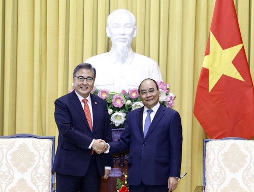 Нгуен Суан Фук: Необходимо стремиться к 2023 году увеличить объем товарооборота между Вьетнамом и РК до 100 млрд долларов - ảnh 1