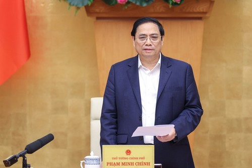 Премьер-министр Фам Минь Тинь председательствовал на октябрьском правительственном заседании - ảnh 1