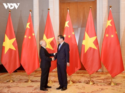 Генсек ЦК КПВ Нгуен Фу Чонг провел встречу с премьером Госсовета КНР Ли Кэцяном - ảnh 1