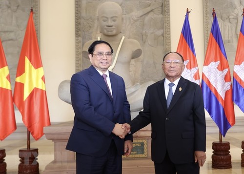 Премьер-министр Вьетнама Фам Минь Тинь встретился с председателем Национальной ассамблеи Камбоджи Хенг Самрином  - ảnh 1