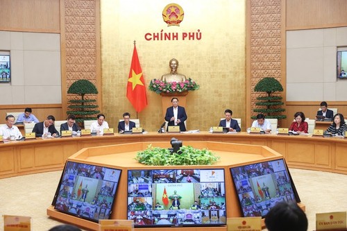 Премьер-министр Фам Минь Тинь председательствует на онлайн-конференции по политической коммуникации - ảnh 1