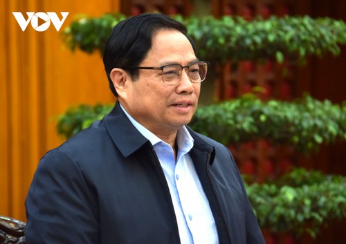 Премьер-министр Фам Минь Тинь председательствовал на заседании по фискальной, денежно-кредитной и макроэкономической политике - ảnh 1