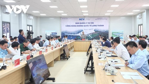 Премьер-министр Фам Минь Тинь проверил ход реализации проекта международного аэропорта Лонгтхань - ảnh 1