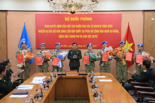 Церемония вручения Решения президента СРВ о направлении семи офицеров на ЮНИСФА - ảnh 1