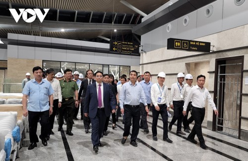 Фам Минь Тинь: Нужно стремиться ввести в эксплуатацию новый терминал аэропорта Фубай перед праздниками 30 апреля и 1 мая - ảnh 1
