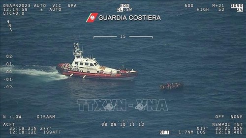 Береговая охрана Италии спасла 1200 мигрантов в Средиземном море - ảnh 1