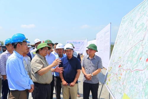 Премьер-министр проверил ход строительства скоростной автомагистрали «Север-Юг» в провинции Тханьхоа, Нгеан, Хатинь - ảnh 1