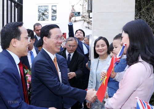 Президент Во Ван Тхыонг прибыл в Лондон, начав программу участия в церемонии коронации британского короля Карла III - ảnh 1