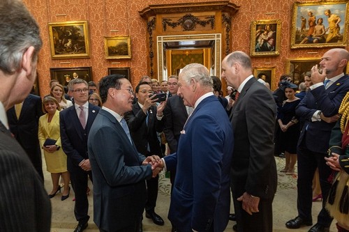 Президент Во Ван Тхыонг принял участие в церемонии коронации Короля Карла III - ảnh 1