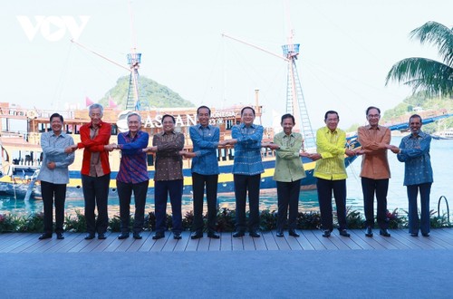 Премьер-министр Фам Минь Тинь успешно завершил рабочую поездку для участия в 42-м саммите АСЕАН - ảnh 1