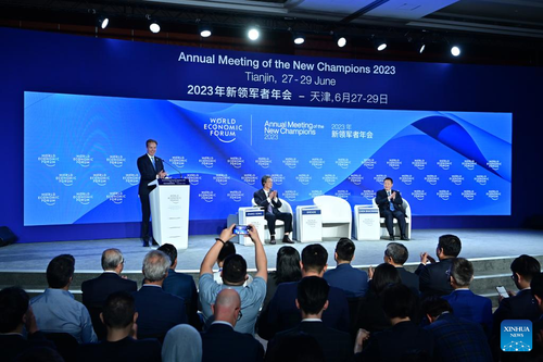 Совещание ВЭФ в Тяньцзине завершилось с акцентом на важности солидарности и сотрудничества перед лицом глобальных вызовов - ảnh 1