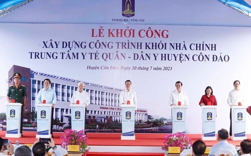 Президент Во Ван Тхыонг присутствовал на церемонии начала строительства и открытия важных учреждений в Кондао - ảnh 1