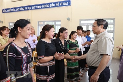 Премьер-министр Фам Минь Тинь проверил подготовительную работу к новому учебному 2023-2024 году в провинции Контум - ảnh 1