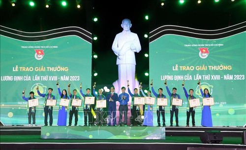 Премия имени Лыонг Динь Куа: награждены 42 лучших молодых крестьян 2023 года - ảnh 1