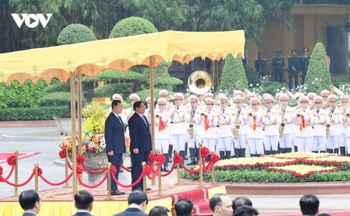 Церемония встречи премьер-министра Камбоджи, находящегося во Вьетнаме с официальным визитом - ảnh 1