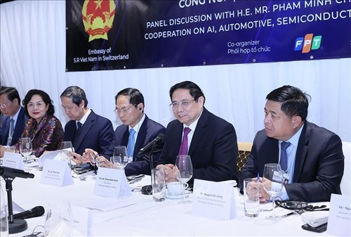 Премьер-министр Фам Минь Тинь принял участие в беседе о сотрудничестве в развитии ИИ, автомобильных технологий, полупроводниковых чипов и экосистем - ảnh 1