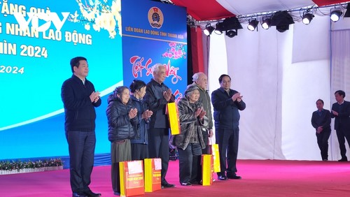 Премьер-министр вручил новогодние подарки семьям льготной категории, трудящимся в Тханьхоа - ảnh 2