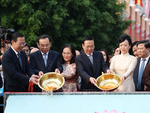 Президент Во Ван Тхыонг и вьетнамские эмигранты воскурили благовония в память о президенте Хо Ши Мину - ảnh 2