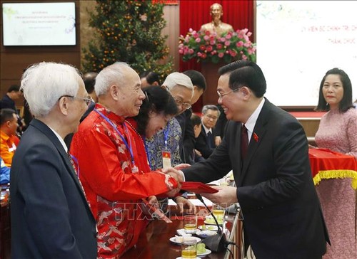 Председатель НС СРВ Выонг Динь Хюэ  поздравил власти и жителей Ханоя с Тэтом - ảnh 1