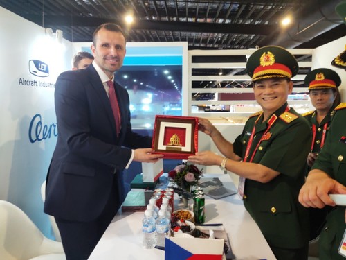Вьетнам принимает участие в Сингапурском авиасалоне 2024  - ảnh 1