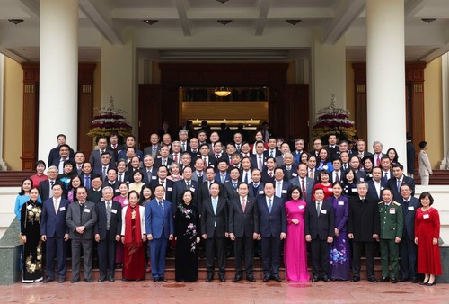 Президент Во Ван Тхыонг провел встречу с представителями интеллектуалов, ученых и деятелей культуры и искусства - ảnh 1