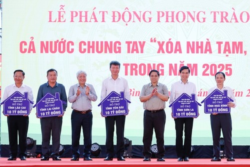 Премьер-министр Фам Минь Тинь призвал всю страну приложить совместные усилия для построения новых домов для бедных семей взамен их поврежденных  - ảnh 1