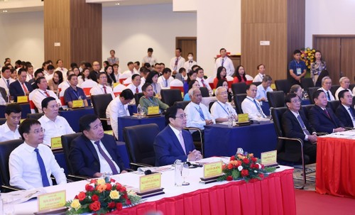 Премьер-министр Фам Минь Тинь принял участие в конференции по объявлению плана развития провинции Ниньтхуан и привлечению инвестиций в провинцию - ảnh 1