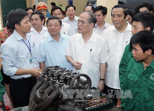 Chủ tịch Quốc hội Nguyễn Sinh Hùng tiếp xúc cử tri tại Hà Tĩnh - ảnh 1