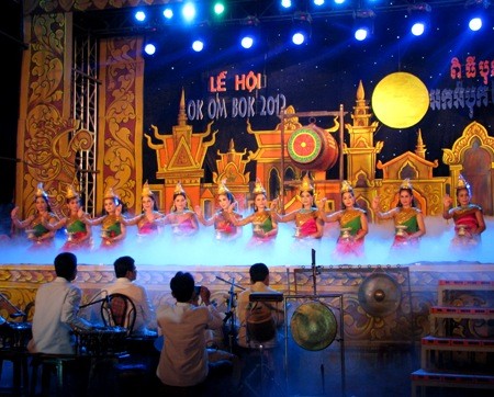 Nhiều hoạt động mừng lễ hội Ok Om Bok năm 2012 - ảnh 1