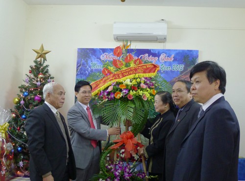 Trưởng Ban Dân vận TƯ Hà Thị Khiết thăm Tòa Tổng Giám mục Hà Nội  - ảnh 2