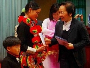 Phó Chủ tịch nước Nguyễn Thị Doan tặng quà cho học sinh nghèo tỉnh Lai Châu - ảnh 1