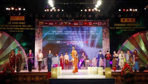 Trình diễn nghề dệt truyền thống ASEAN lần thứ IV - ảnh 1