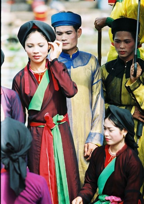 Với bộ trang phục truyền thống quý phái của phụ nữ người Kinh, chúng tôi sẽ đưa bạn đến với những giá trị đa sắc tộc tuyệt đẹp của Việt Nam. Hãy cảm nhận sự tinh tế và sắc sảo của bức ảnh và khám phá thêm văn hóa đa dạng của đất nước.