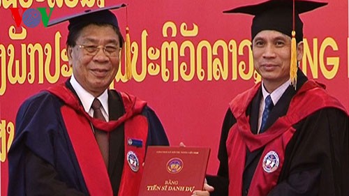 Trao bằng tiến sĩ danh dự cho Chủ tịch nước Lào - ảnh 1