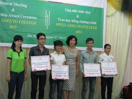 Tổ chức Đông Tây Hội Ngộ trao học bổng cho sinh viên Đà Nẵng - ảnh 1
