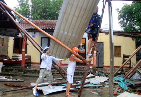 Các địa phương tiếp tục hỗ trợ miền Trung khắc phục hậu quả bão Wutip - ảnh 1
