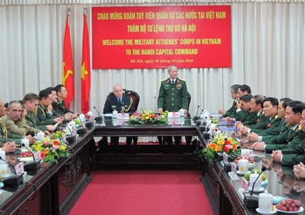 Đoàn Tuỳ viên quân sự các nước thăm Bộ Tư lệnh Thủ đô Hà Nội  - ảnh 1