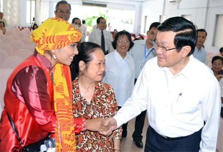 Chủ tịch nước Trương Tấn Sang tiếp xúc cử tri thành phố Hồ Chí Minh - ảnh 1