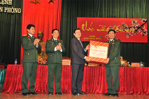 Chủ tịch nước Trương Tấn Sang thăm và chúc Tết cán bộ chiến sĩ Bộ Tư lệnh biên phòng - ảnh 1