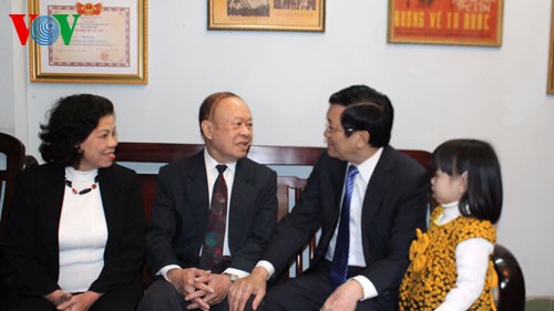Chủ tịch nước Trương Tấn Sang chúc Tết văn nghệ sĩ trí thức  - ảnh 1