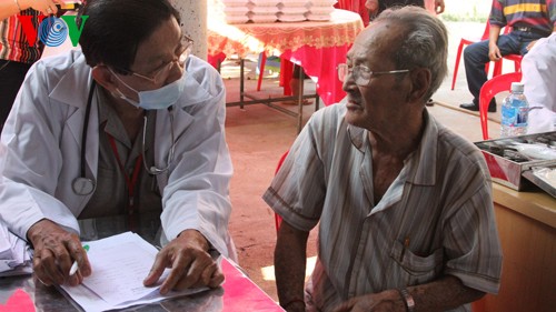 Khám chữa bệnh từ thiện cho Việt kiều tại tỉnh Koh Kong, Campuchia - ảnh 2