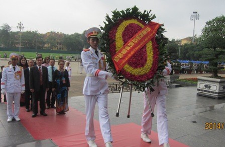 Đoàn kiều bào tiêu biểu vào Lăng viếng Chủ tịch Hồ Chí Minh - ảnh 1