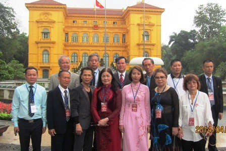 Đoàn kiều bào tiêu biểu vào Lăng viếng Chủ tịch Hồ Chí Minh - ảnh 4