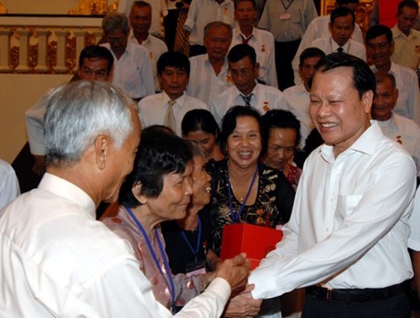 Phó Thủ tướng Vũ Văn Ninh tiếp đoàn đại biểu người có công tỉnh Đồng Tháp - ảnh 1