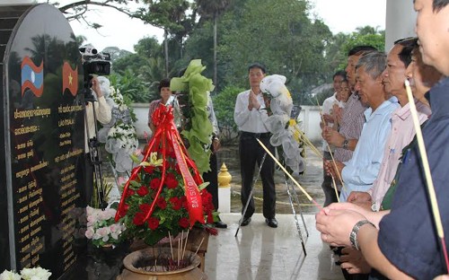 Đại sứ quán Việt Nam tại Lào dâng hương tưởng nhớ quân tình nguyện - ảnh 1