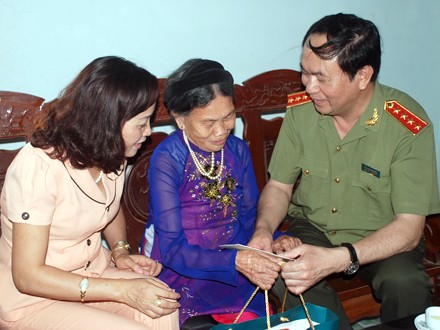 Bộ trưởng Trần Đại Quang thăm và tặng quà bà mẹ Việt Nam anh hùng  - ảnh 1
