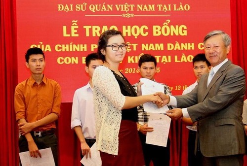 Trao học bổng của Chính phủ cho con em Việt kiều Lào  - ảnh 1